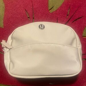 Lululemon City essentials pouch mini 2L